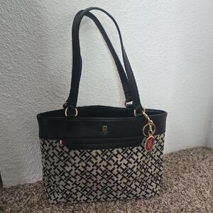 Tommy Hilfiger Black & Tan Monogram Medium Shoulder Tote Bag (W/ CHARM)(EUC)🖤✨️